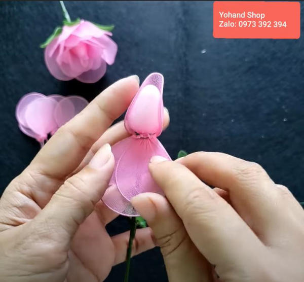 Tạo hình hoa hồng bằng cách úp cánh hoa vào nhụy