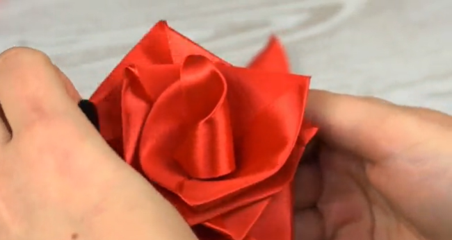 Bước 6. Cách làm hoa hồng bằng ruy băng lụa đẹp mà đơn giản