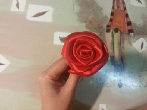 Bước 7. Cách làm hoa hồng bằng ruy băng lụa đẹp mà đơn giản