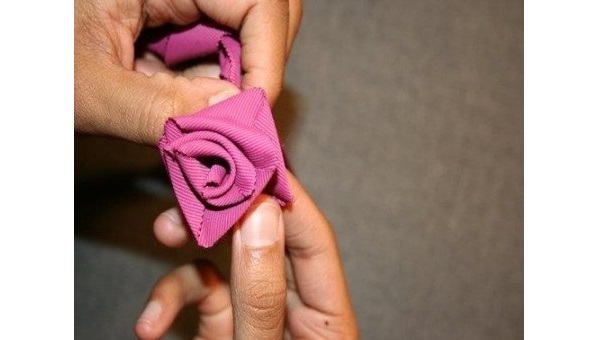 Bước 8. Cách làm hoa hồng bằng ruy băng đẹp, đơn giản