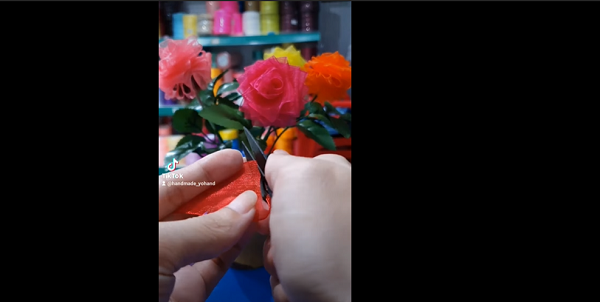 Bước 1. Cách làm hoa hồng ruy băng voan đơn giản